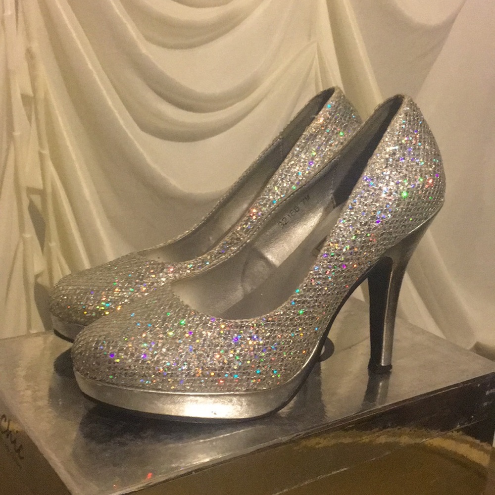 Silver pumps